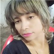 Profesora de lenguaje imparte sus clases para personas de todas las edades