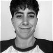 Profesora de historia pero que busca que el alumno vea esta asignatura como algo entretenido, ameno y que no siempre es un rollo. 