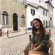 Estudiante imparte clases de ingles a niños de todas las edades