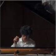 Laureato col massimo dei voti e lode presso il Conservatorio di Trento offre lezioni di pianoforte classico