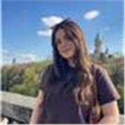Profesora de francés de tercero de carrera, (un doble grado de educación primaria y estudios franceses) y un año en Francia. 