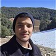 Estudiante universitario con un nivel competente en asignaturas científicas.