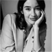 Soy una persona cariñosa, atenta y con empatía. Puedo ayudar con deberes y acompañarles en su rutina diaria.