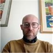 Laureato in economia bancaria, con buone capacità comunicative