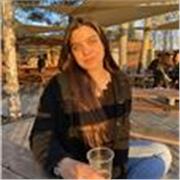 Studentessa universitaria impartisce lezioni di matematica (o spagnolo) per studenti delle medie e delle superiori