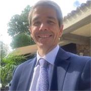 Apasionado de las personas y con vocación de acompañamiento de las mismas en su desarrollo personal y profesional.