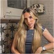 Profesora de apoyo escolar especializado en clase para niños de forma online