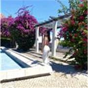 Profesora nacida en barcelona y de lengua materna castellano y catalan excelente en ambos casos con muchos años de experiencia 