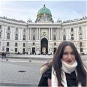 Studentessa universitaria di scienze e tecniche psicologiche offre lezioni online di lettura italiana