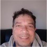 Profesor de inglés da clases a niños de todas las edades