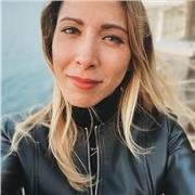 Docente di lettere impartisce lezioni di italiano, latino, storia e geografia per alunni dalla scuola media inferiore alla scuola media superiore