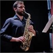 Docente di saxofono impartisce lezione di strumento e/o teoria musicale a tutti i livelli