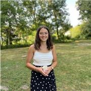 Étudiante donne des cours de soutien scolaires à des collégiens ou aux primaires