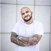 Soy italiano nativo y me gustaría empezar a enseñar italiano. Me apasiona compartir mi idioma y mi cultura.