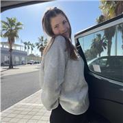 Diplomata al liceo di moda e design, e attualmente sono studentessa universitaria di interior design