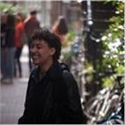 Étudiant proposant du soutien scolaire ainsi que de l’aide aux devoirs pour des élèves en primaires.