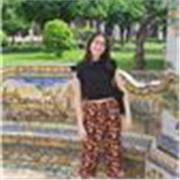 Diplomata al liceo linguistico, impartisce lezioni di inglese