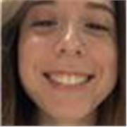 Studentessa universitaria impartisce lezioni di biologia ad alunni di elementari, medie e superiori