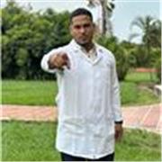 Profesor titulado con experiencia internacional, multilingüe, con conocimientos en neurociencia y recorrido de 10 años.