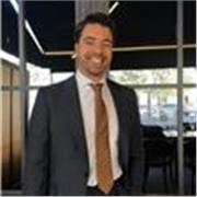 Profesor de matemáticas graduado en un doble grado de ingeniera mecánica y electrónica, además de madres en MBA y data analytics
