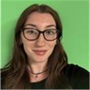 Studentessa universitaria impartisce lezione di inglese per tutte le età 