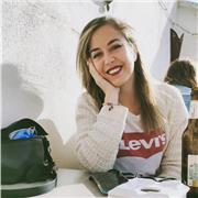 Profesor de inglés que imparte clases a niños de todas las edades