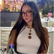Docente paciente y apasionada que ayuda a niños de primaria a mejorar su rendimiento académico y confianza.