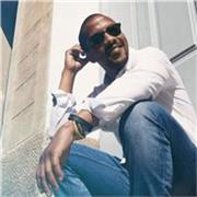 Native English speaker teaching classes in British or American style