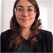 Profesora que imparte clases de español a extranjeros rusos y franceses