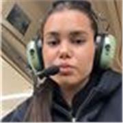 Estudiante de piloto de avión de 19 años ayuda a su hijo a despegar sus estudios en Inglés, Lengua y Matemáticas. 