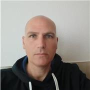 Insegnante di tedesco impartisce lezioni a studenti e lavoratori