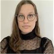 Étudiante en langues, propose des cours d'anglais adaptés à tous niveaux.