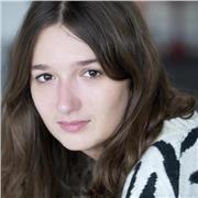 Prof de photographie spécialisée dans le portrait et la mode.
