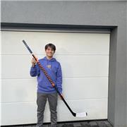 Mathe Lehrer, der Kinder in der ersten und zweiten Klasse Unterstufe Nachhilfe gibt