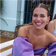 Profesora de matemáticas que imparte clases a niños de primaria