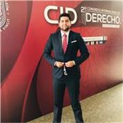 Profesor de Derecho imparte a estudiantes de la carrera Licenciatura en Derecho