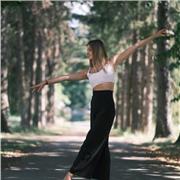 Professeure de danse contemporaine, cours mais également préparation physique et mental, aide à la création de variations