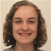 Studentessa offre aiuto compiti per alunni fino alle superiori