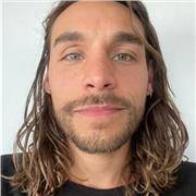 Soy un apasionado por alinear la aptitud física y mental en niños a través de la natación. Compartir con ellos me llena de alegría, y su crecimiento es mi motivación