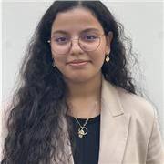 Étudiante à CentraleSupélec qui fait des cours en ligne de Maths