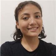 Trabaja como niñera ayudando con las tareas escolares