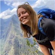 Diplômée d’un Master LEA à L’UCO d’Angers, et aujourd’hui chargée de formation au sein d’Openclassrooms, école en ligne, je souhaiterai continuer dans l’enseignement en accompagnant des élèves de la primaire au collège, sur différentes matières : anglais,