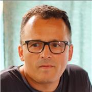 Docente con laurea magistrale in informatica impartisce lezioni di sistemi e reti