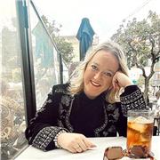 Soy una persona muy alegre, positiva, trabajadora y observadora. He dado clases a niños de primaria y trabajado con niños con TEA