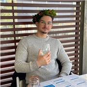 Vivo a Cagliari ma possiamo lavorare anche da remoto.
Insegno principalmente Spagnolo, ma essendo laureato in Psicologia non ho problemi con la biologia applicata così come le scienze sociali in generale.
Inoltre, sono un personal trainer.