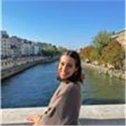 Docente di francese impartisce lezioni a studenti di ogni grado, da elementari a superiori