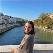 Docente di francese impartisce lezioni a studenti di ogni grado, da elementari a superiori