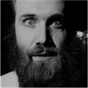 Nativo español de 42 años, ávido lector, interesado en ámbitos teatrales y su relación con el ritual.