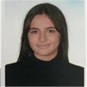 Estudiante que imparte clases a niños de primaria y la ESO