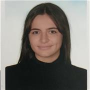 Estudiante que imparte clases a niños de primaria y la ESO